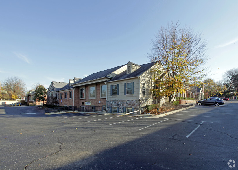 800-900 W University Blvd, Rochester, MI for lease - Building Photo - Image 3 of 5