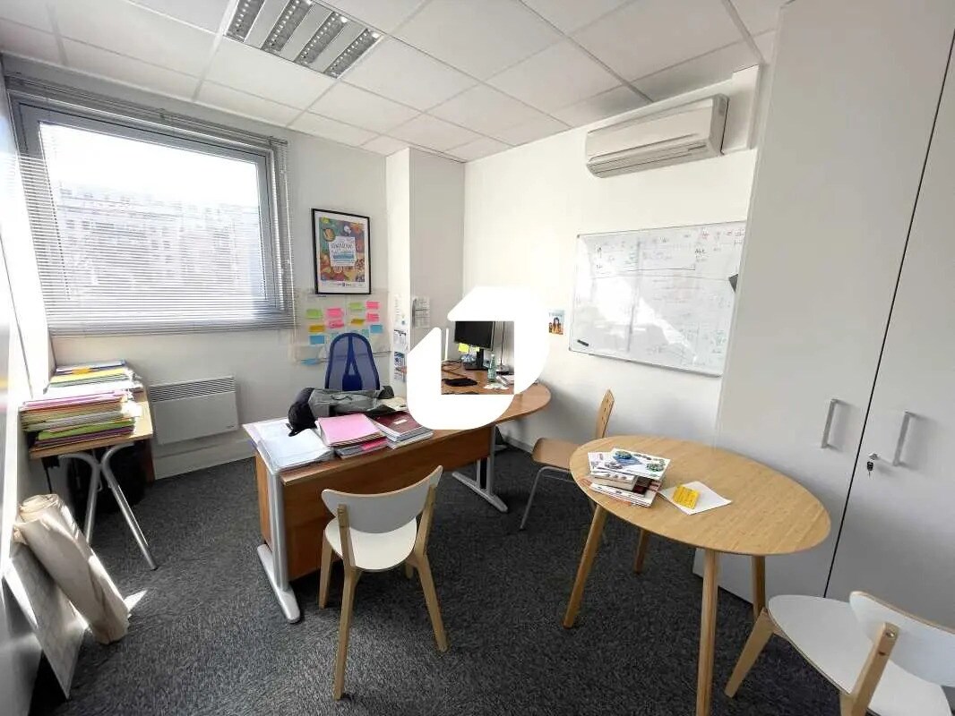 Bureau dans Villeurbanne à louer Photo du bâtiment- Image 1 de 11