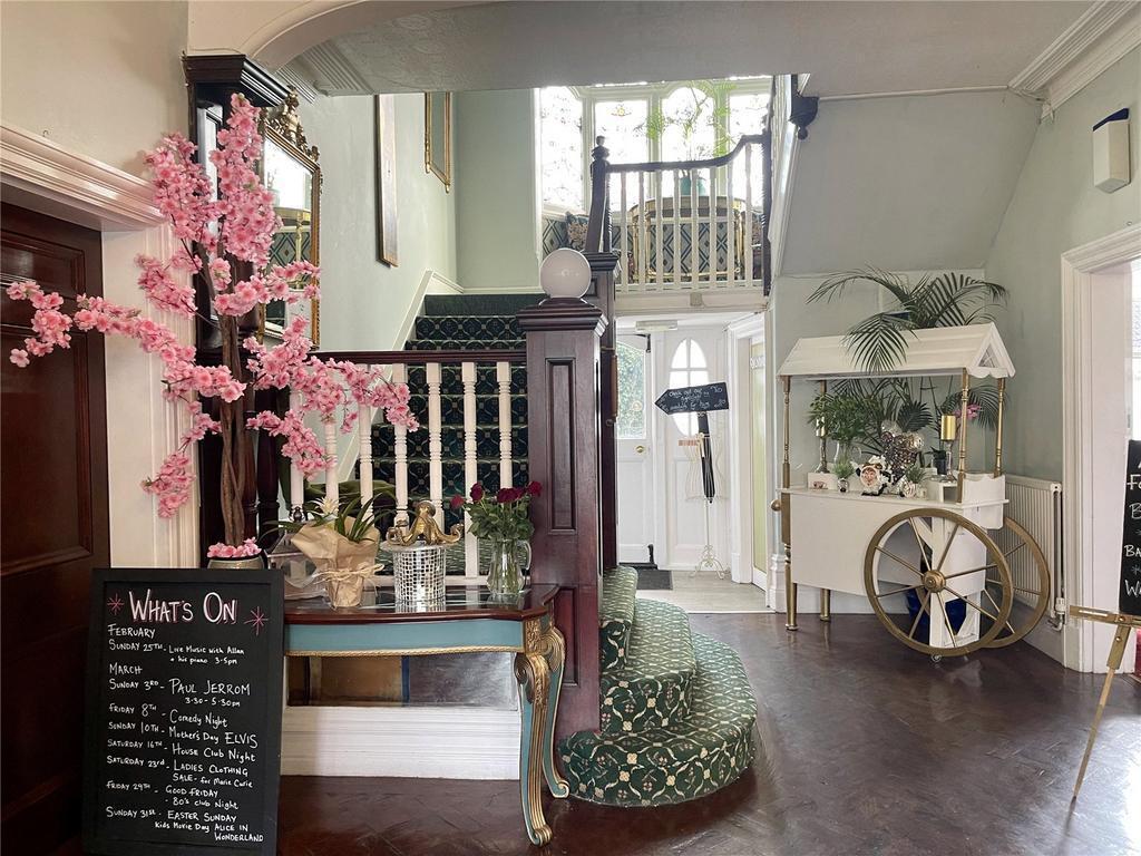 2 Cobham Road, Westcliff On Sea for lease Interior Photo- Image 1 of 15