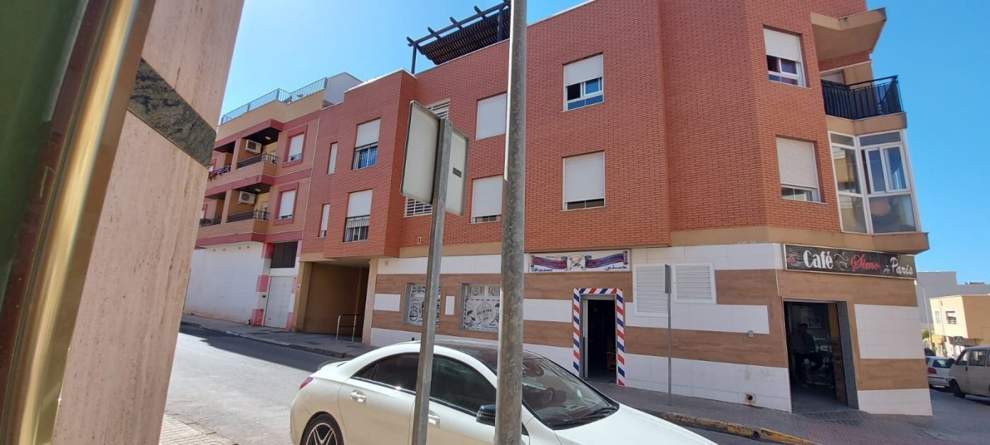 Commerce de détail dans El Ejido, Almería à vendre Photo du bâtiment- Image 1 de 13