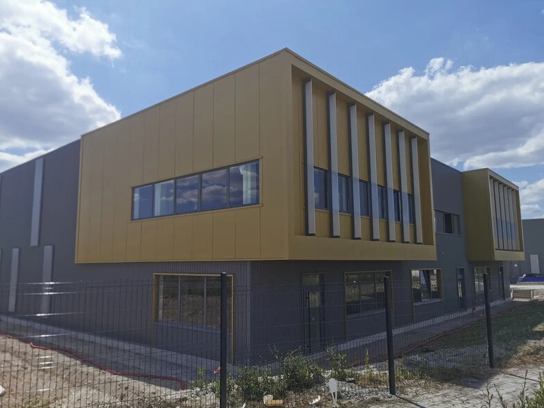 Flex in Reims for lease - Building Photo - Image 2 of 25