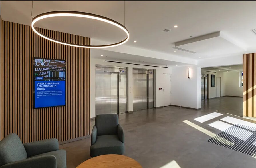 Office in Suresnes for sale - Building Photo - Image 1 of 9