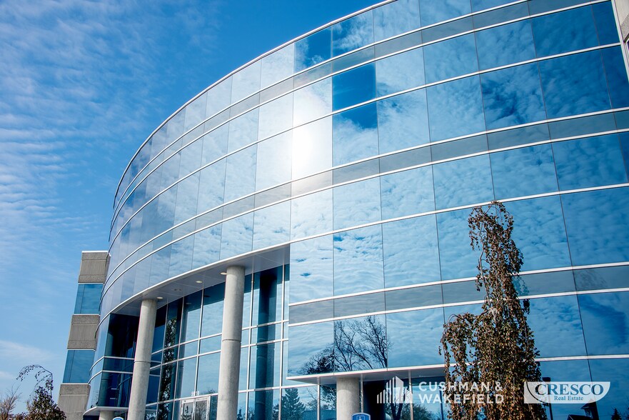 5900 Landerbrook Dr, Mayfield Heights, OH à vendre - Photo du bâtiment - Image 3 de 11