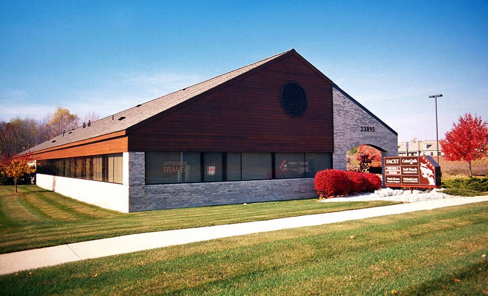 23895 Novi Rd, Novi, MI à louer - Photo du bâtiment - Image 2 de 5