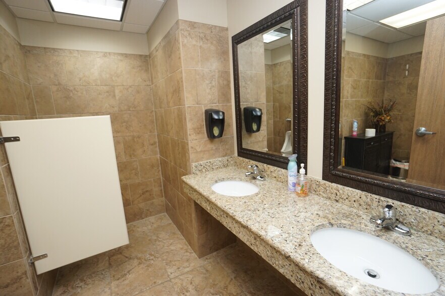 12900 Haggerty Rd, Van Buren Township, MI à louer - Photo intérieure - Image 2 de 5