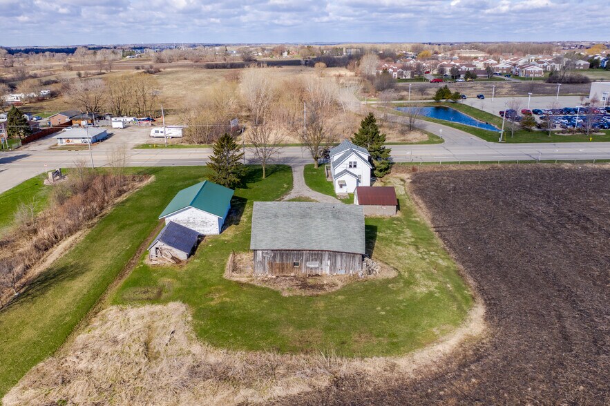 3262 Jackson St, Oshkosh, WI à vendre - Photo du bâtiment - Image 3 de 4