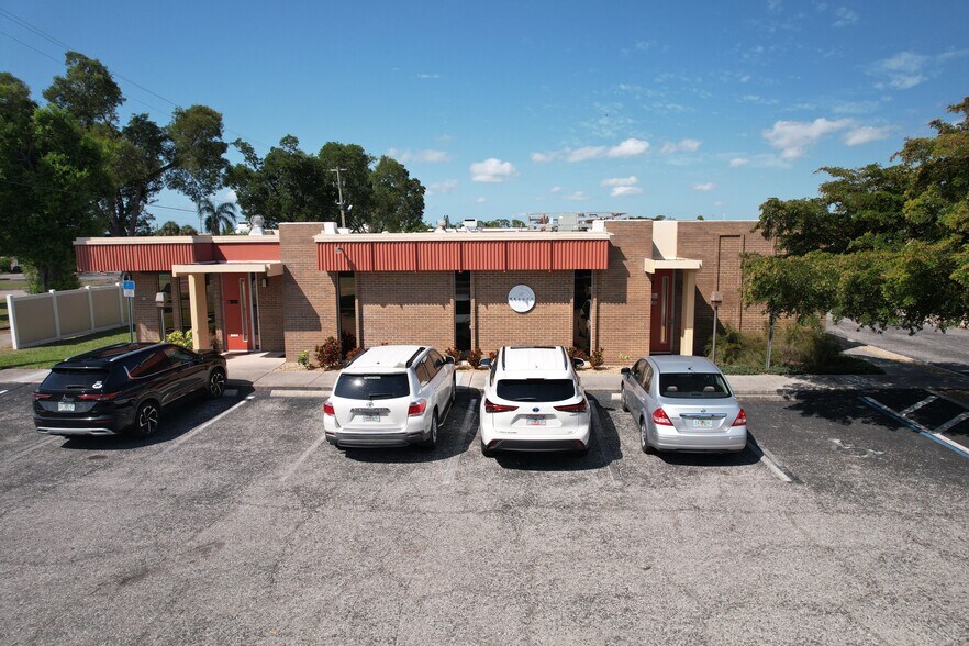 3900 Broadway, Fort Myers, FL à vendre - Photo du bâtiment - Image 3 de 54