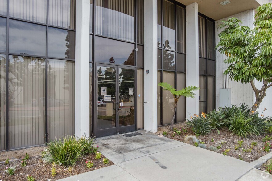301-305 N Oak St, Inglewood, CA à louer - Photo du bâtiment - Image 1 de 2
