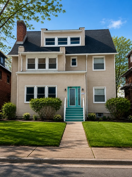 1228 Oak Ave, Evanston, IL for sale - Primary Photo - Image 1 of 12