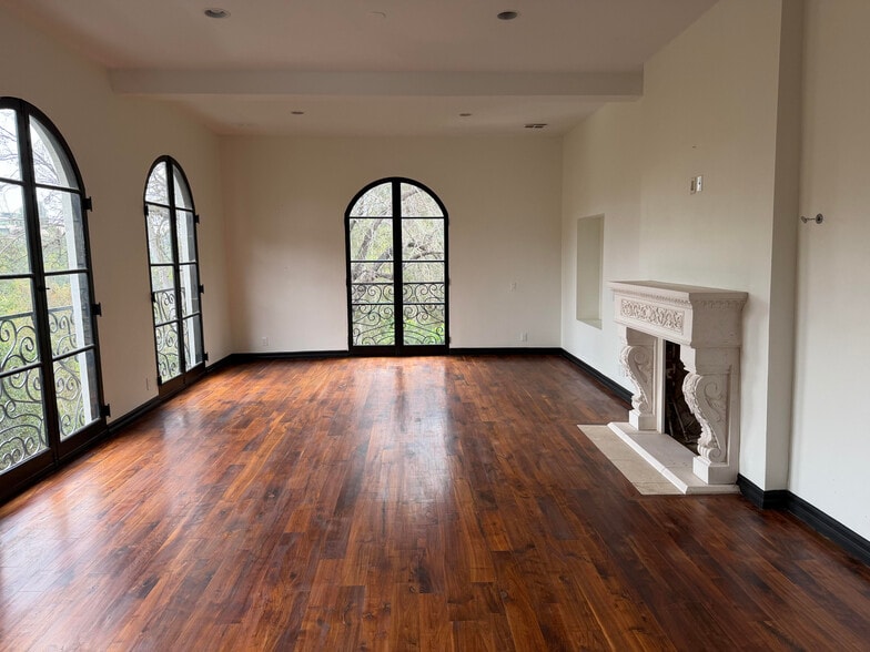 1301 N Beverly Dr, Beverly Hills, CA à vendre - Photo du bâtiment - Image 1 de 36