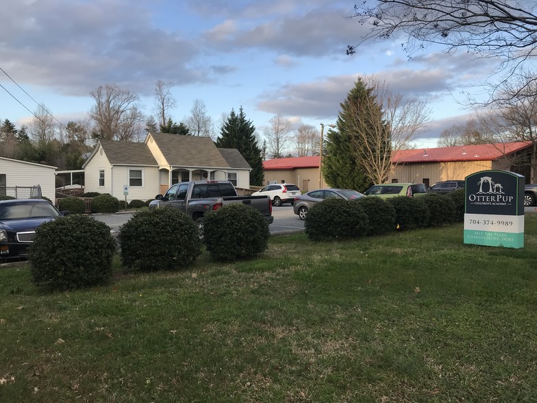 Plaza Assemblage portfolio of 3 properties for sale on LoopNet.ca - Building Photo - Image 3 of 7