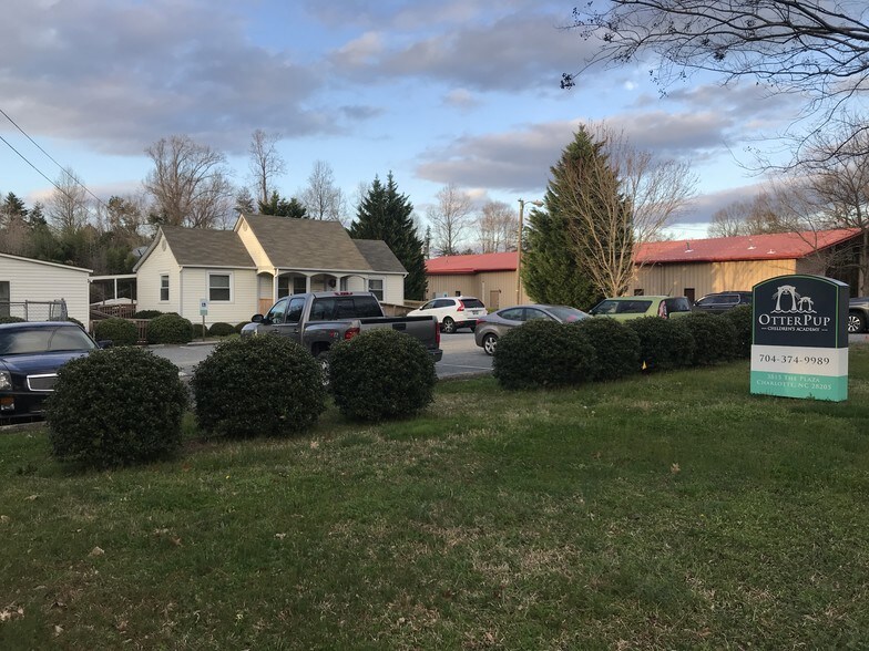 Plaza Assemblage portefeuille de 3 propriétés à vendre sur LoopNet.ca - Photo du bâtiment - Image 3 de 7