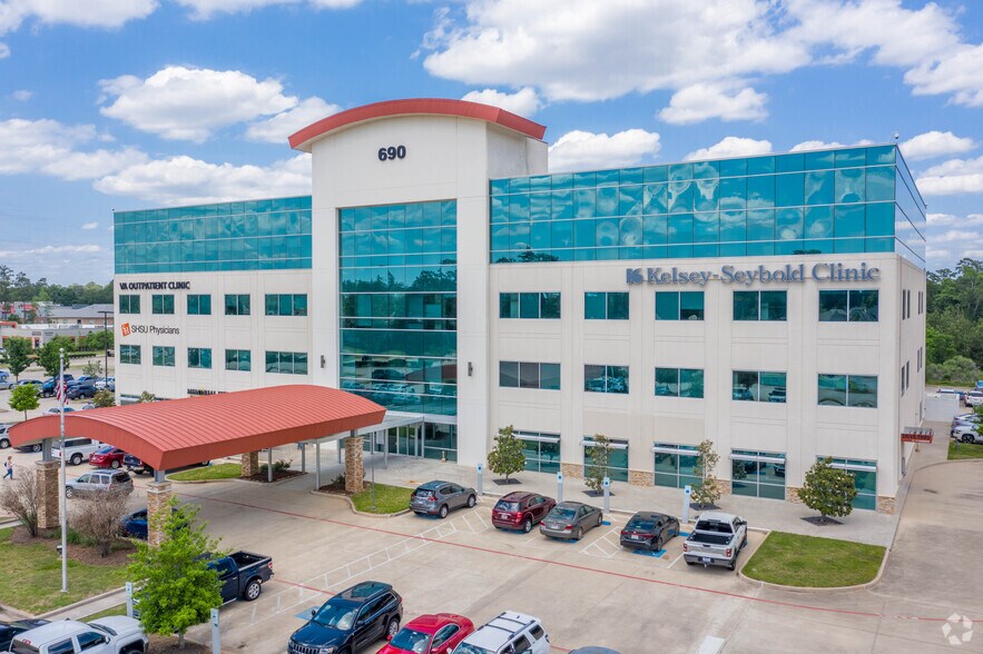 690 S Loop 336, Conroe, TX à louer - Photo du bâtiment - Image 3 de 3
