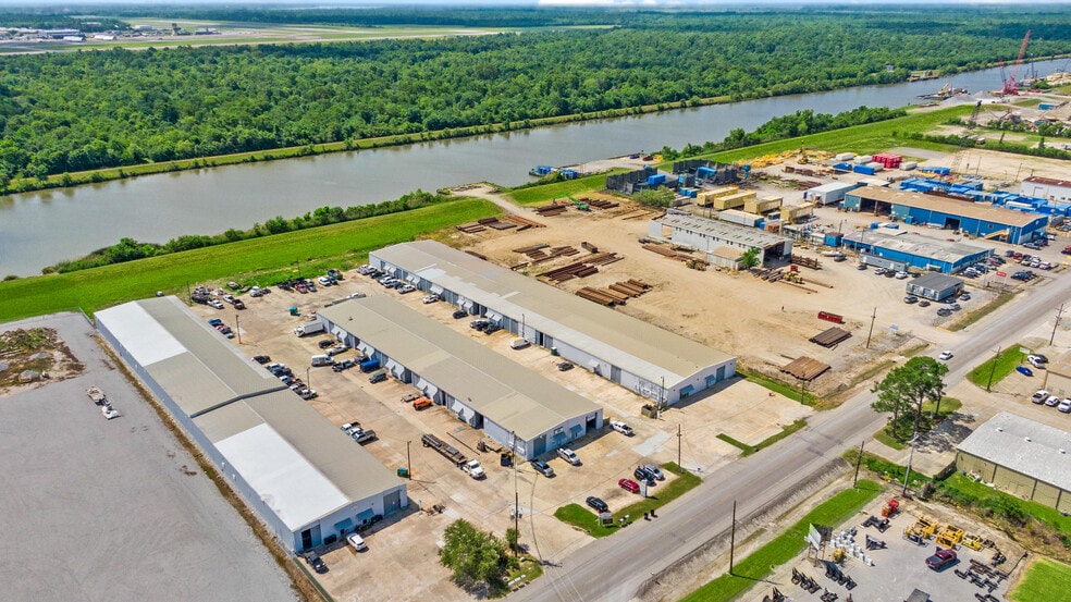 2211 - 2217 Engineers Rd, Belle Chasse, LA for lease - Primary Photo - Image 1 of 4