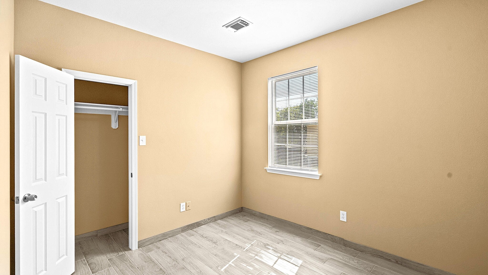 San Leon Duplexes portefeuille de 3 propriétés à vendre sur LoopNet.ca Photo du bâtiment- Image 1 de 24