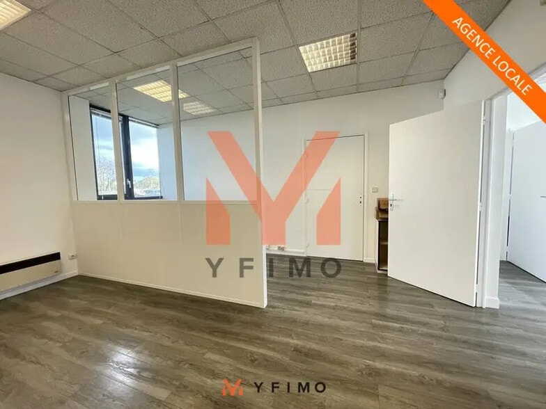 Office in Les Mureaux for lease - Interior Photo - Image 1 of 5