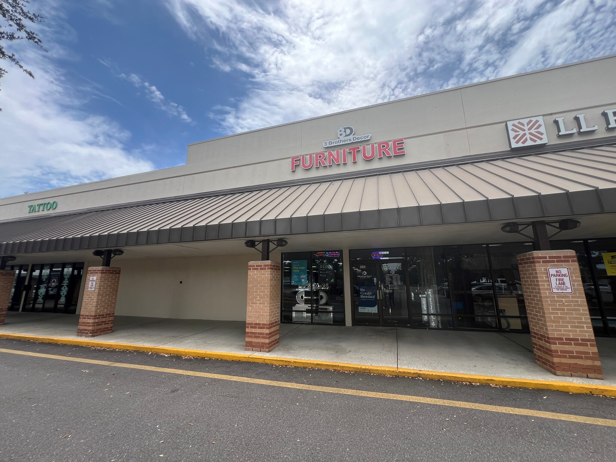 1041 W Brandon Blvd, Brandon, FL for lease Interior Photo- Image 1 of 8