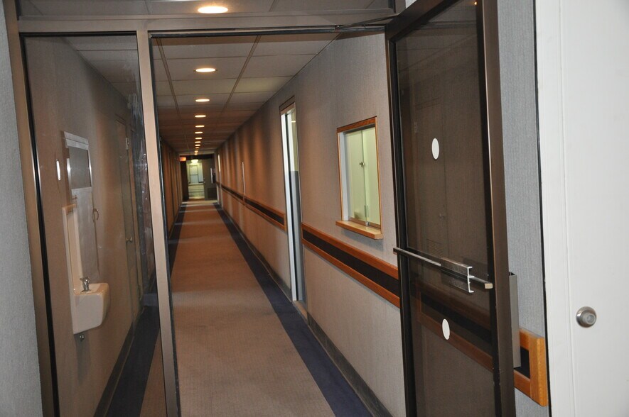 100 Carlson Rd, Rochester, NY à louer - Photo du bâtiment - Image 3 de 20