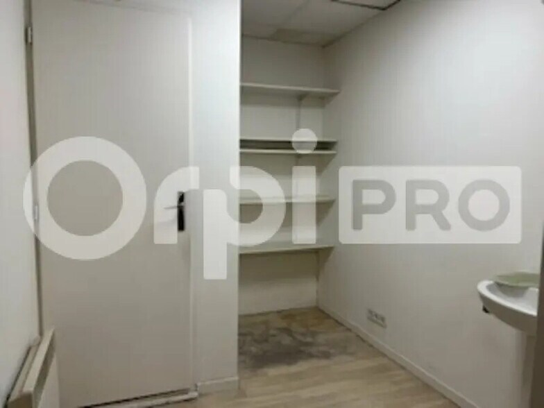 Retail in Villefranche-sur-Saône for lease - Interior Photo - Image 2 of 4