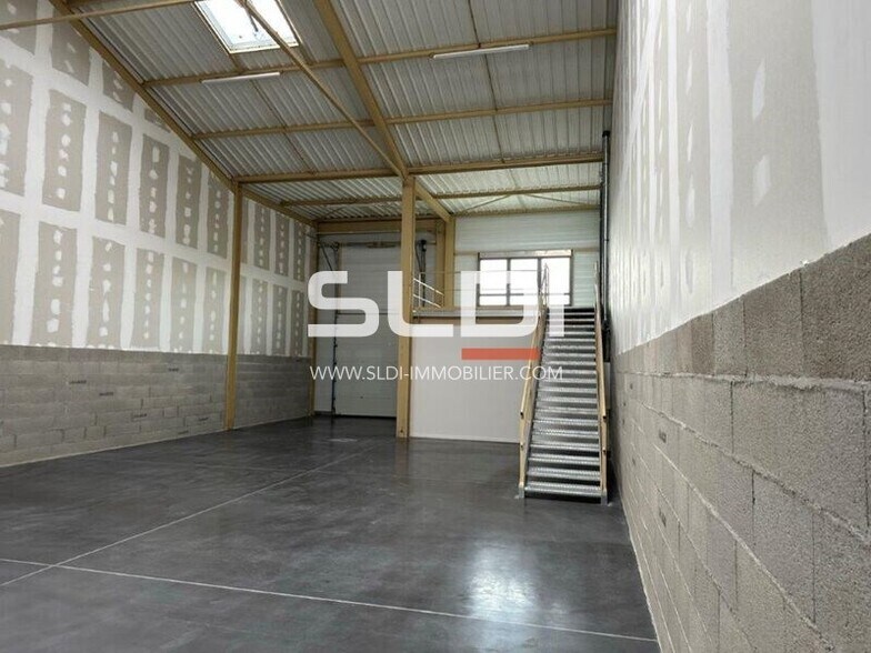 225 Avenue Des Marronniers, Bourgoin-Jallieu for lease - Interior Photo - Image 2 of 12