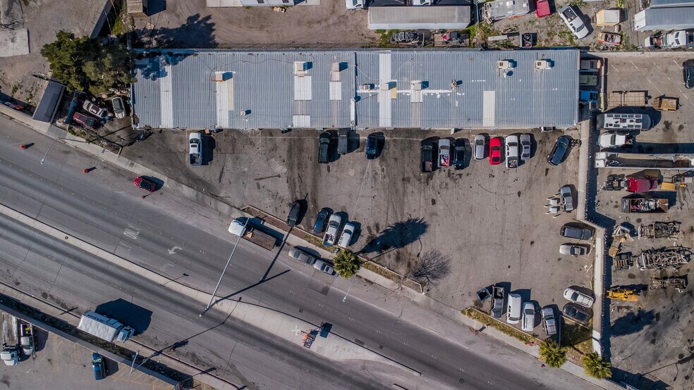 2061 Losee Rd, North Las Vegas, NV à vendre - Photo du bâtiment - Image 2 de 28