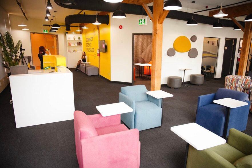 72 Victoria St S, Kitchener, ON for lease - Building Photo - Image 3 of 8