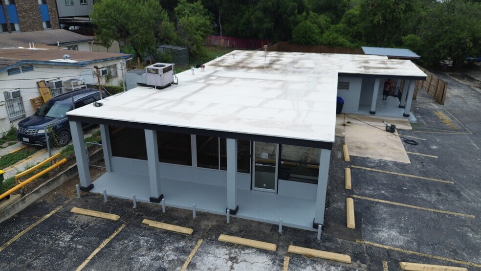 2810 Hillcrest Dr, San Antonio, TX for lease - Building Photo - Image 2 of 13