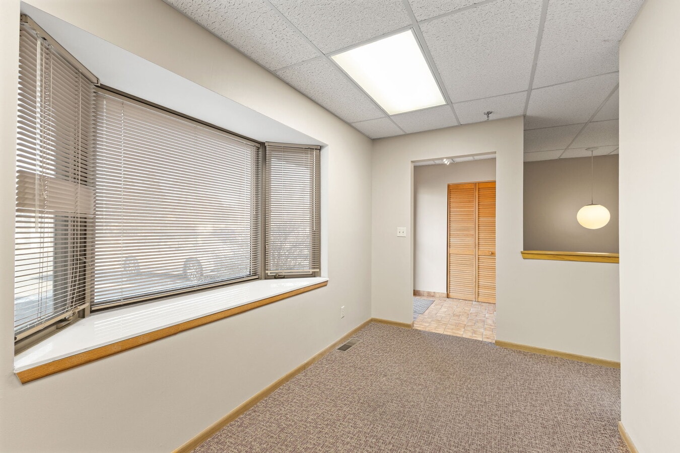 2575 N Hamline Ave, Roseville, MN 55113 - Unité 3 - - Photo intérieure - Image 2 of 19