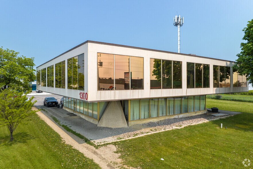 1300 Steeles Ave E, Brampton, ON à vendre - Photo principale - Image 1 de 1