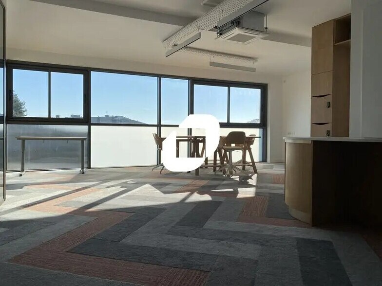 Office in Talence for lease - Interior Photo - Image 2 of 15