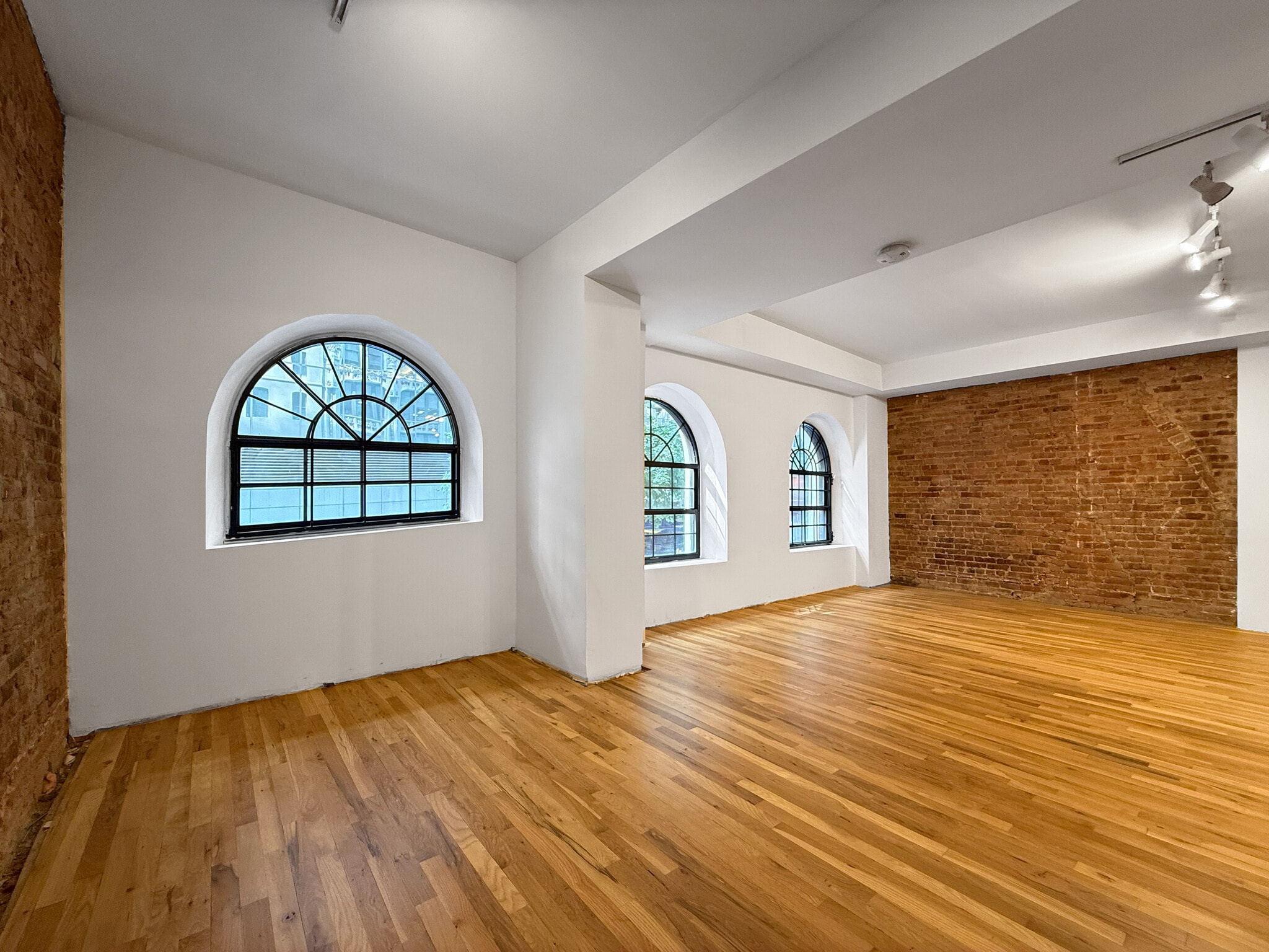 16 E 41st St, New York, NY for lease Interior Photo- Image 1 of 8