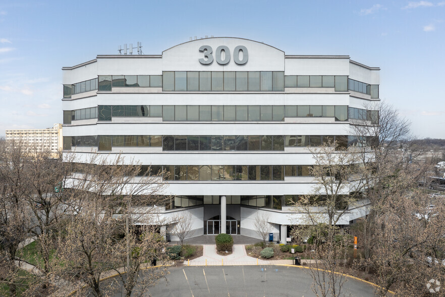 300 Harmon Meadow Blvd, Secaucus, NJ for lease - Building Photo - Image 1 of 6