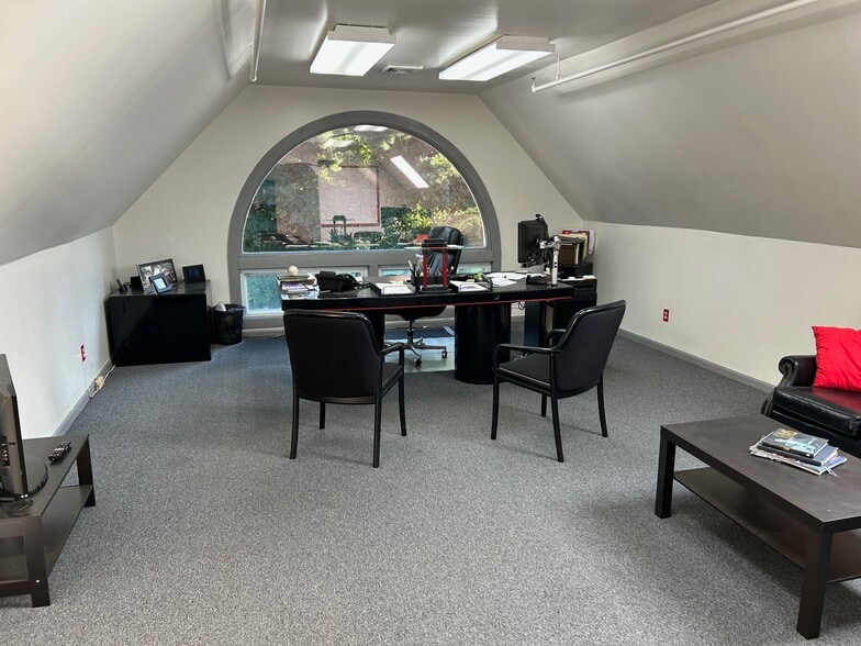 1698 Post Rd E, Westport, CT for lease - Interior Photo - Image 2 of 15