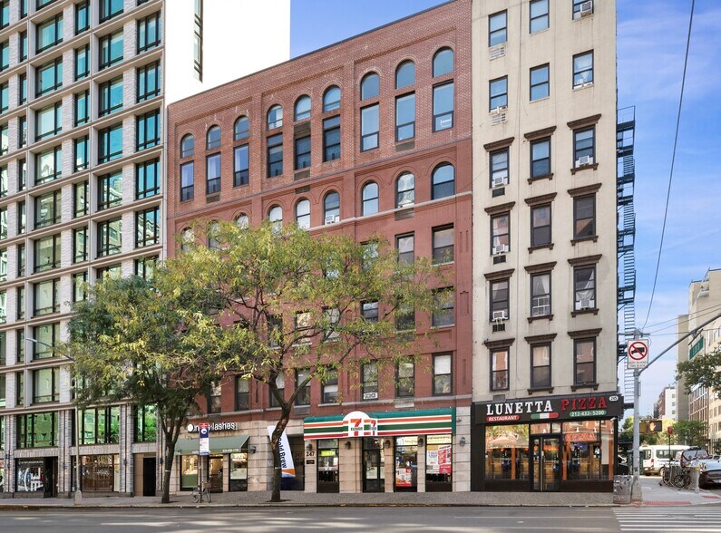 247-251 3rd Ave, New York, NY à louer - Photo du bâtiment - Image 2 de 7