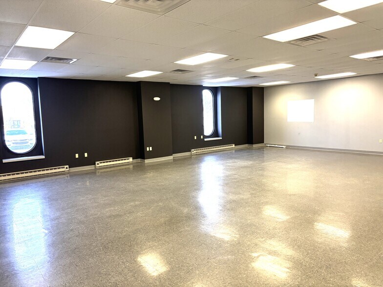 225 N High St, Muncie, IN à vendre - Photo du bâtiment - Image 3 de 25