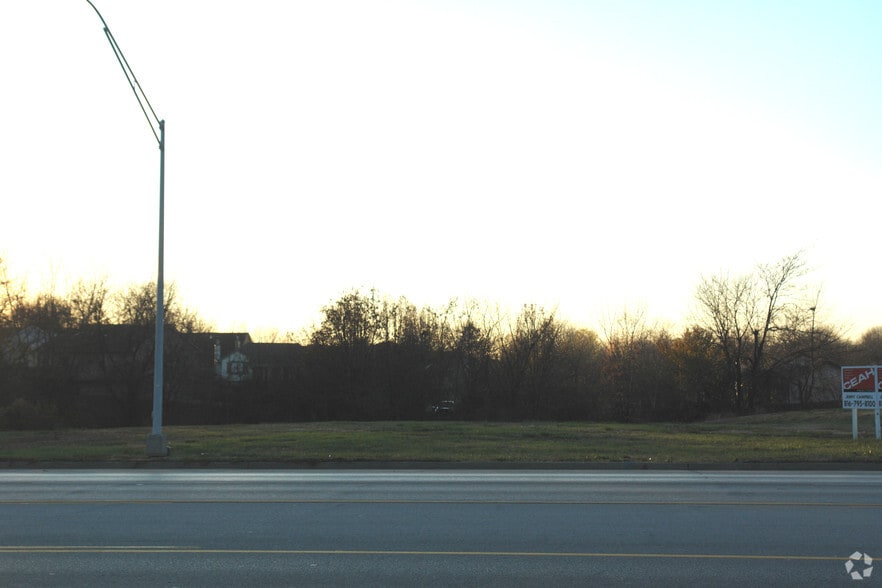 2451 NW Park Rd, Blue Springs, MO à vendre - Photo du bâtiment - Image 3 de 10