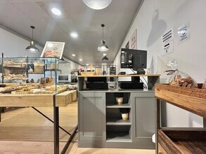 Retail in Barcelona, Barcelona for lease Interior Photo- Image 2 of 16