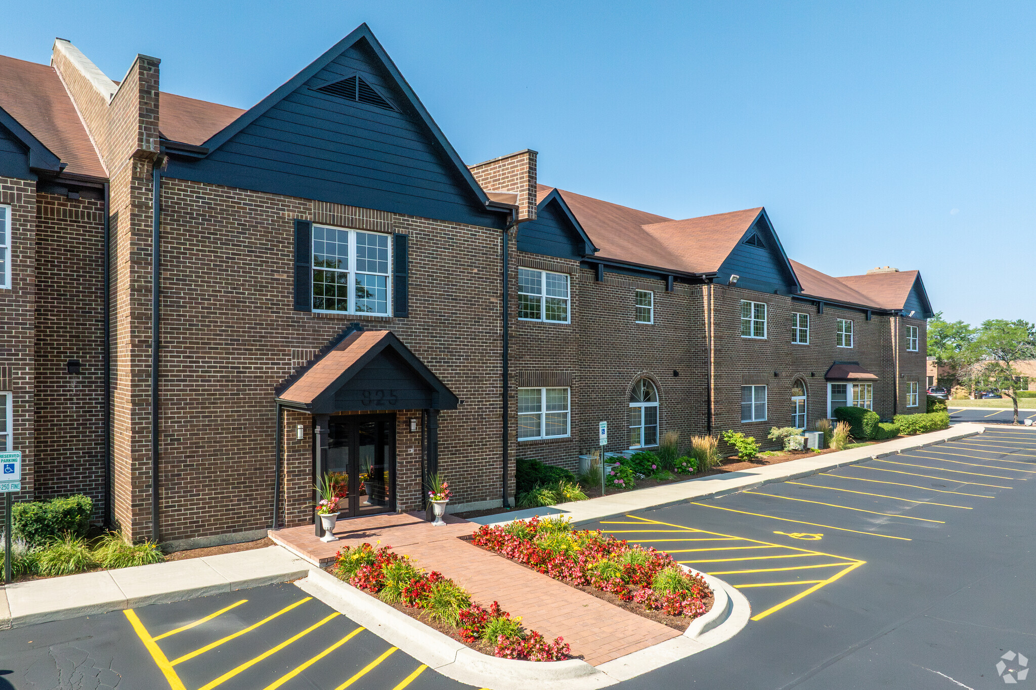 825 E Golf Rd, Arlington Heights, IL for lease Primary Photo- Image 1 of 19