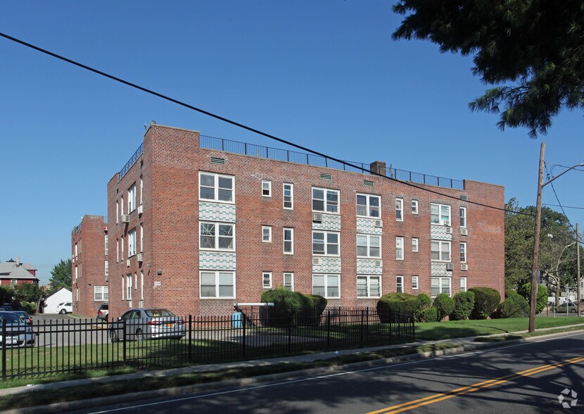 482 Front St, Hempstead, NY à vendre - Photo principale - Image 1 de 1