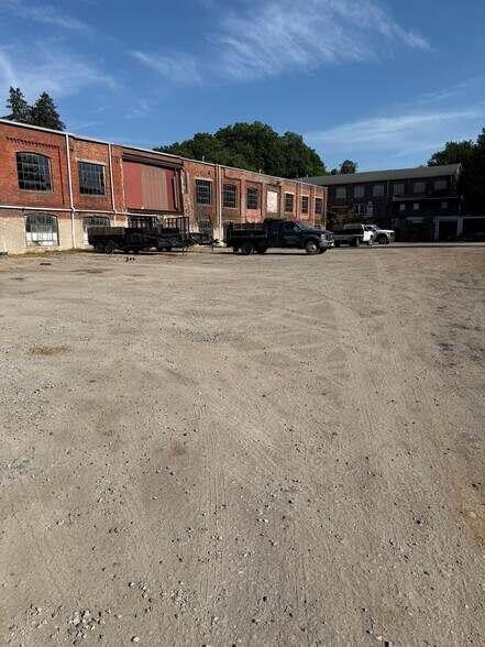 155 Emig Rd, Emigsville, PA à louer - Photo du bâtiment - Image 2 de 10