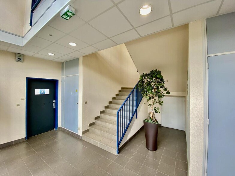 15 Allée Des Ginkgos, Bron for lease - Lobby - Image 3 of 12