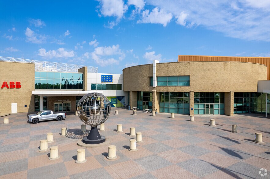 2-10 Smed Ln SE, Calgary, AB à louer - Photo principale - Image 1 de 39