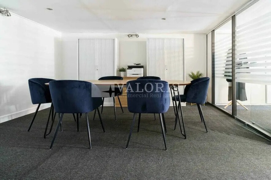 Office in Lyon for lease - Building Photo - Image 2 of 11