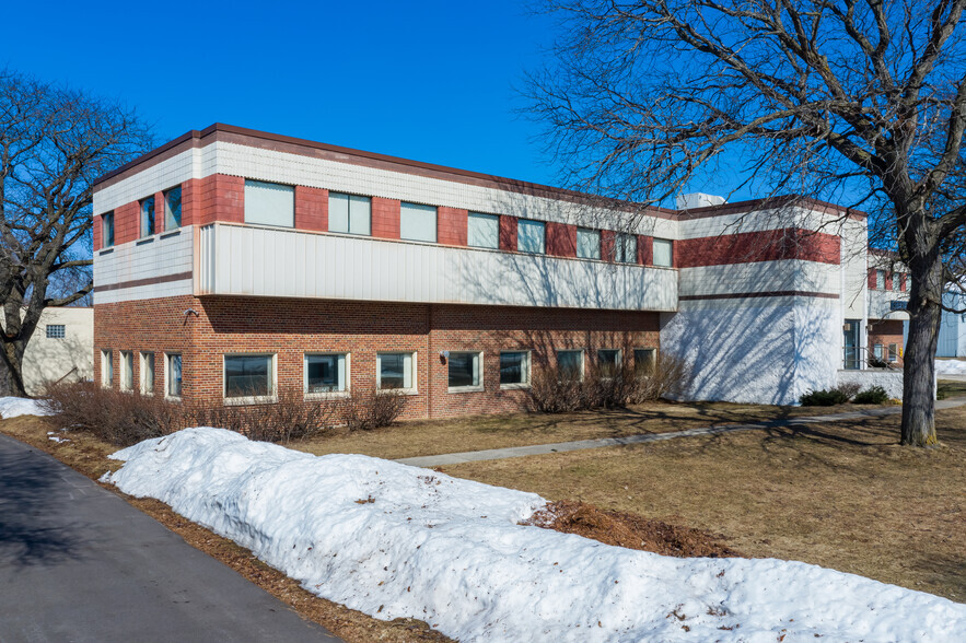 5200 W Clinton Ave, Milwaukee, WI à vendre - Photo du bâtiment - Image 1 de 13