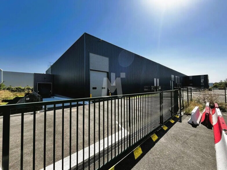 Office in Lieusaint for lease - Building Photo - Image 2 of 8