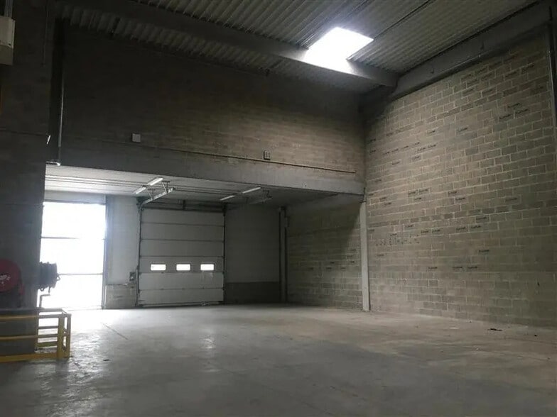 Flex in Élancourt for lease - Interior Photo - Image 3 of 6