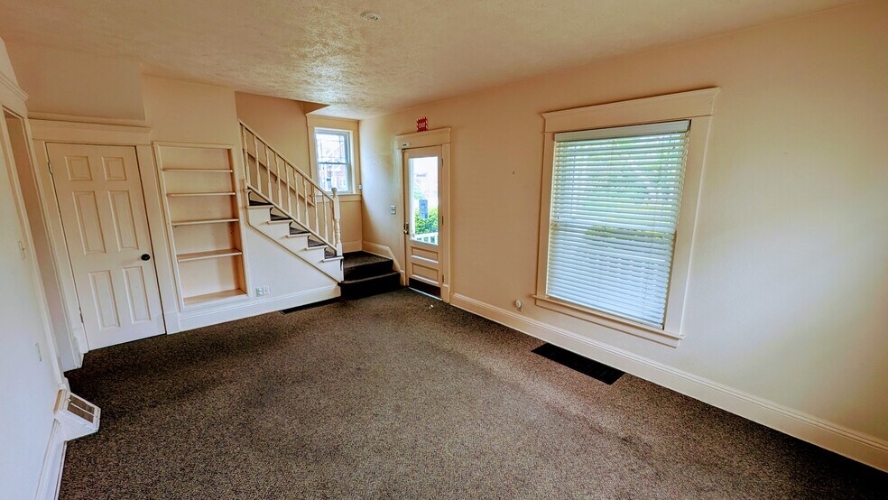607 Lincolnway W, Mishawaka, IN à louer - Photo du bâtiment - Image 3 de 16