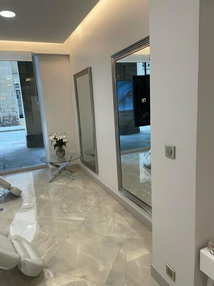 Retail in Rennes for lease - Interior Photo - Image 3 of 4