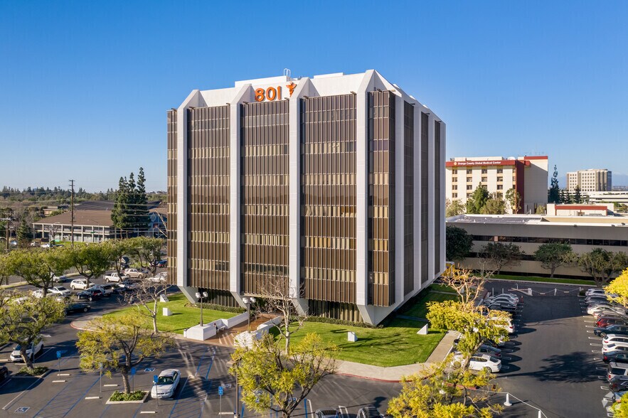 801 N Tustin Ave, Santa Ana, CA à louer - Photo du bâtiment - Image 3 de 5