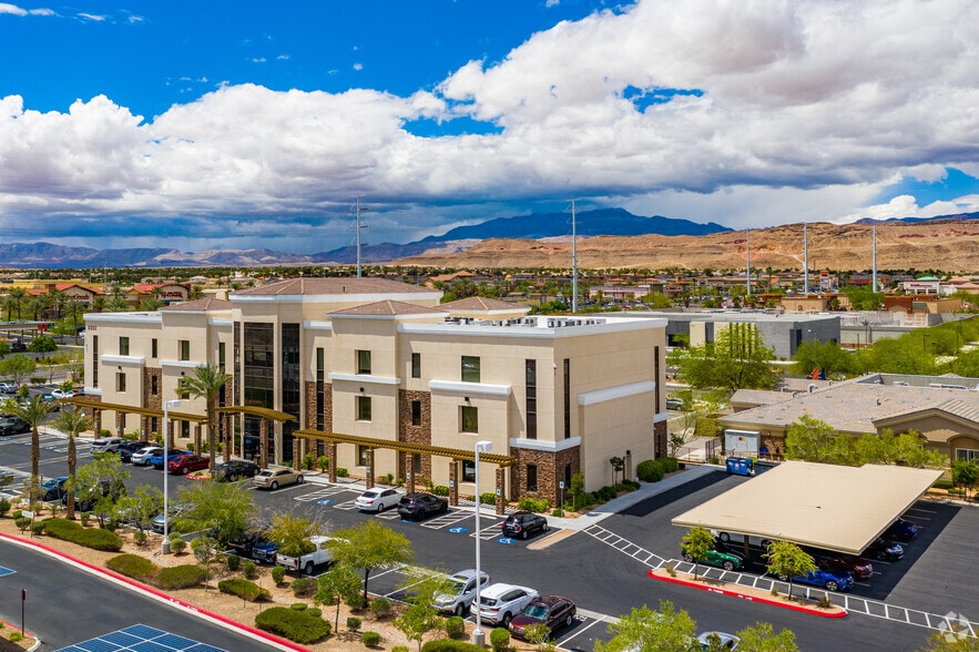 8352 W Warm Springs Rd, Las Vegas, NV à louer - Photo du bâtiment - Image 2 de 4